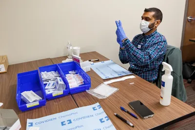 2021.02.19 medcenter vaccine governor beshear 0578