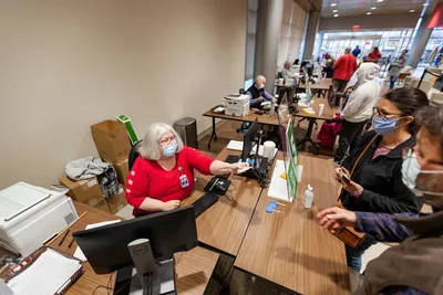 2021.03.15 MedCenter Health vaccine clinic volunteers 0060