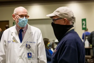 2021.03.15 MedCenter Health vaccine clinic volunteers 0414